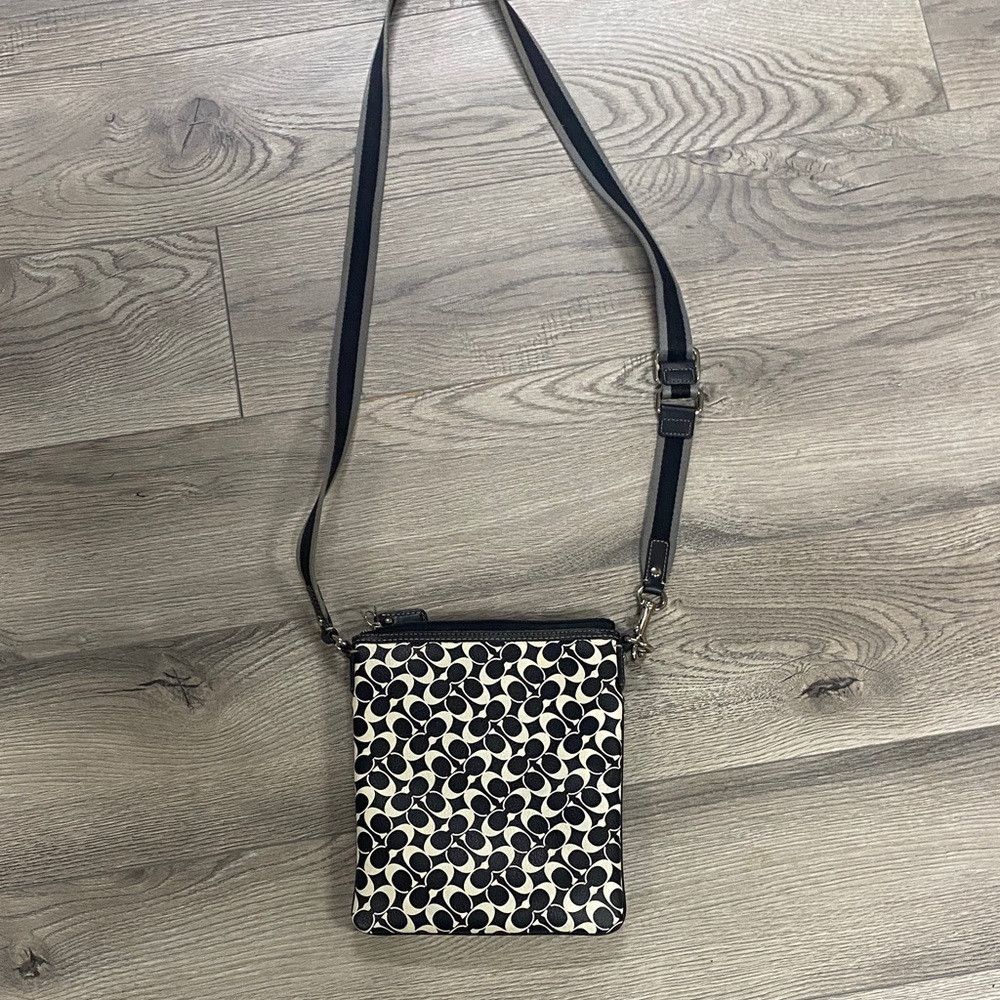 Stylish Black and Cream Crossbody Bag - Picture 2 of 6